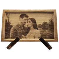 Cadre en chêne avec photo de couple gravée