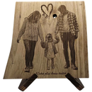 Gravure sur une planche en chene d'un couple et leur enfant