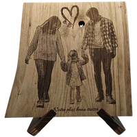 Gravure sur une planche en chene d'un couple et leur enfant