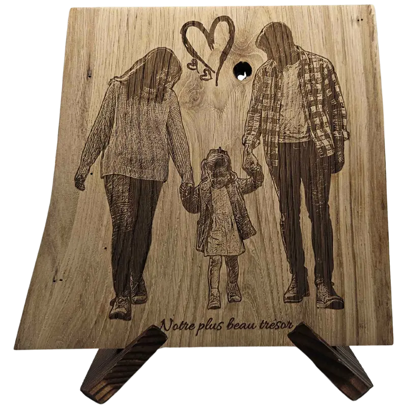 Gravure sur une planche en chene d'un couple et leur enfant