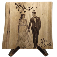 Gravure sur une planche en chene d'un couple en tenue de mariage 