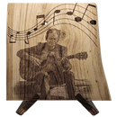 gravure sur une planche en chene d'un guitariste