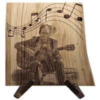 gravure sur une planche en chene d'un guitariste